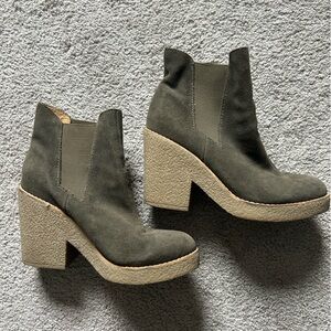 Urban Outfitters Suede Posy Pull On Gumsole Chunky Platform
